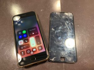 液晶ガラスを交換修理したiPhone8