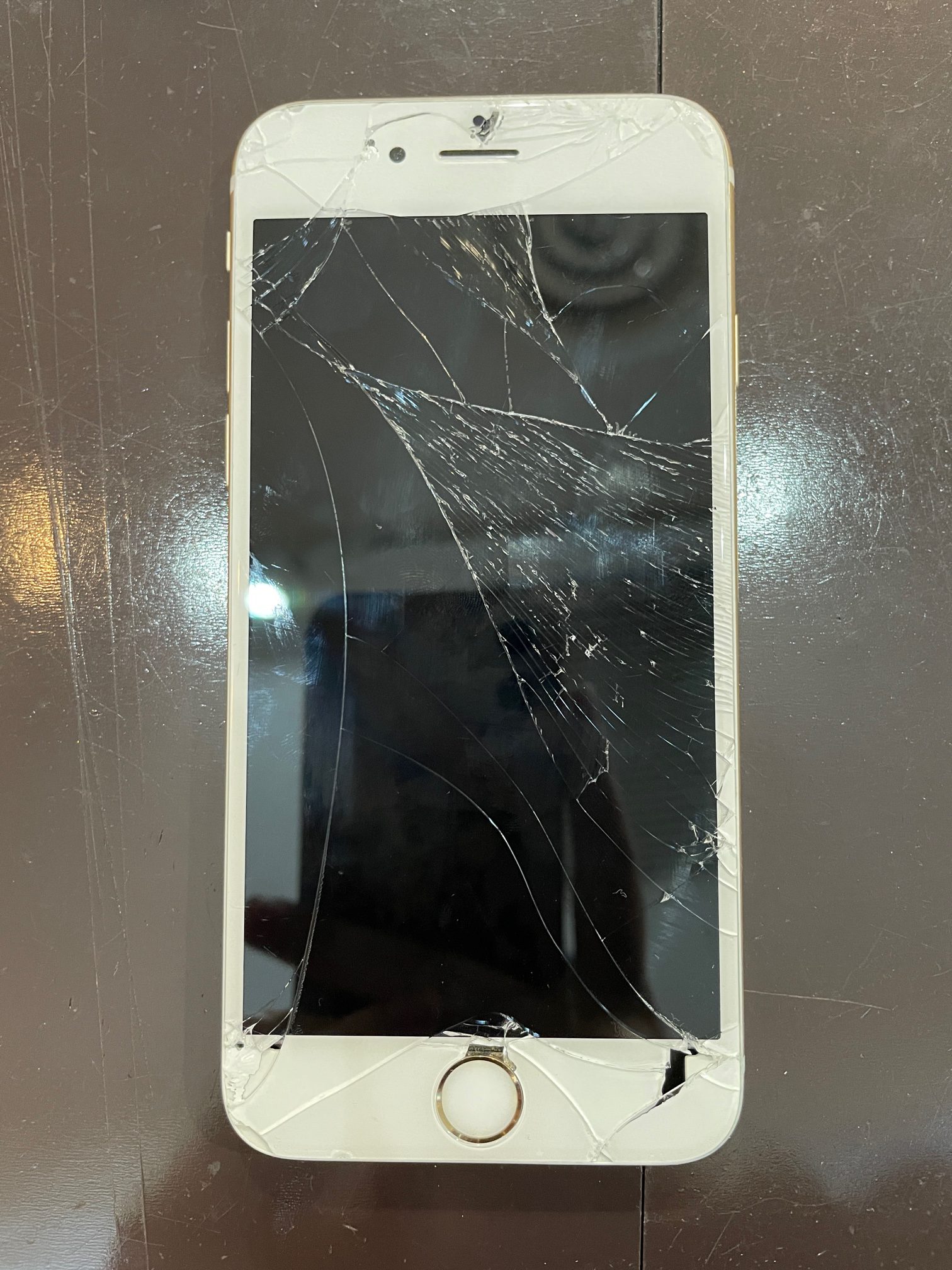 〔南塚口町よりご来店〕iPhone6・フロントガラスが割れ、穴が開いた画面を交換修理　　ℳ