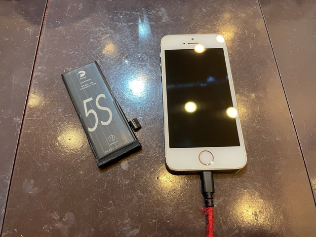iphone５s　バッテリー交換　尼崎市からお越しのお客様　コ