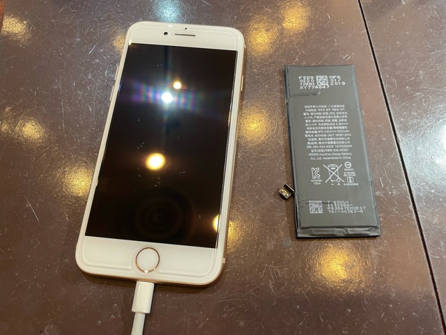 iPhone8　バッテリー交換　データそのまま即日最短30分修理　＜伊丹市からお越しのお客様＞ク