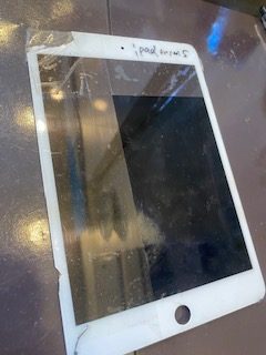 iPadmini５　画面交換　画面割れ　尼崎市よりご来店