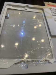 iPad５　フロントガラス交換　画面バキバキ　尼崎市よりご来店