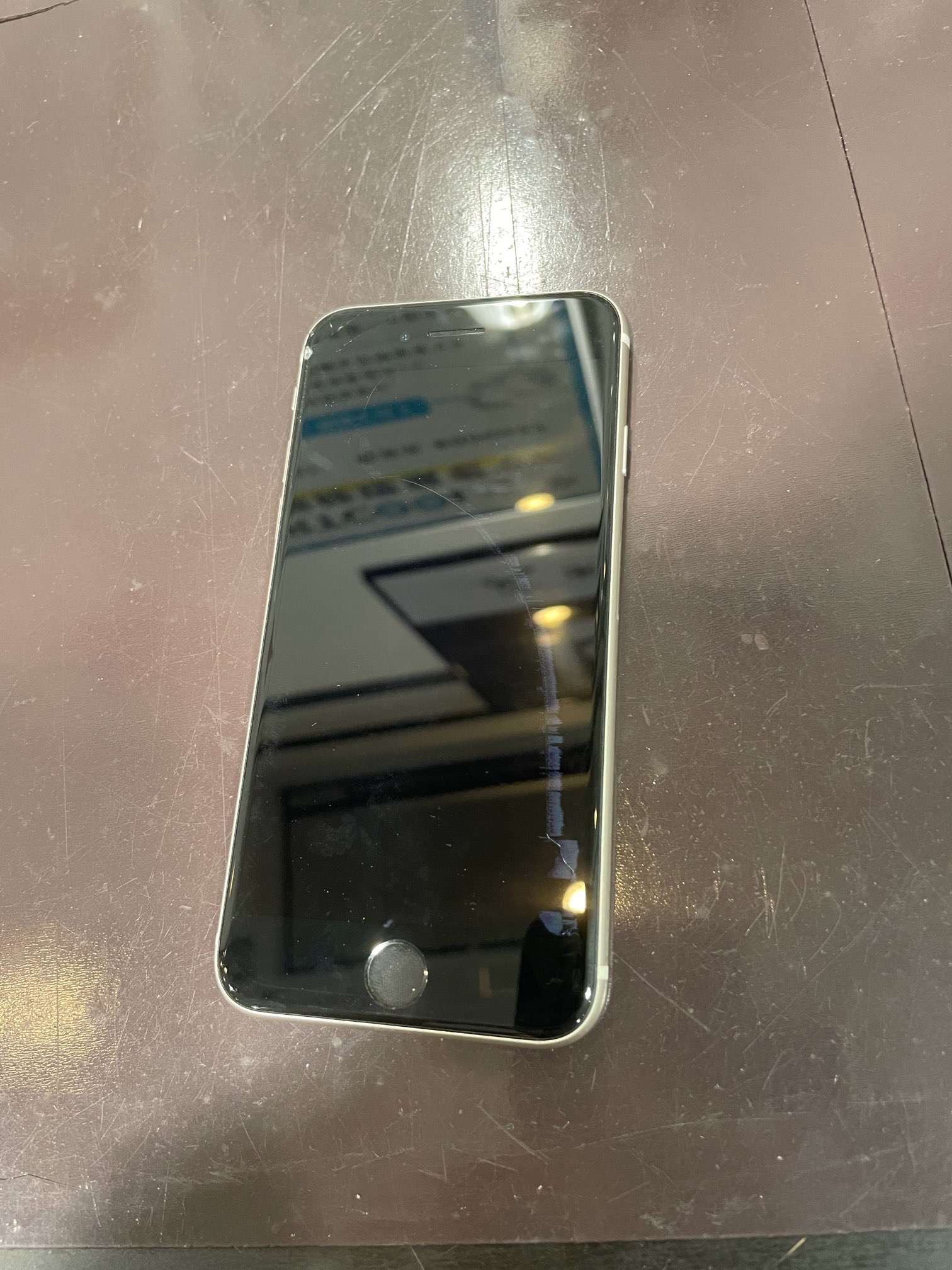 【液晶修理】iPhoneの液晶に縦線が!? それ、液晶の破損の可能性大!｜iPhone SE 第3世代 液晶修理 兵庫県伊丹市よりご来店
