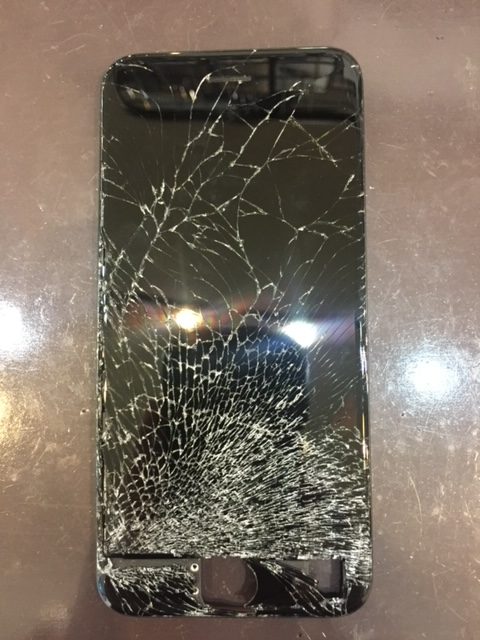 iPhoneSE2のガラス割れの為画面交換を行いました！　伊丹市からご来店
