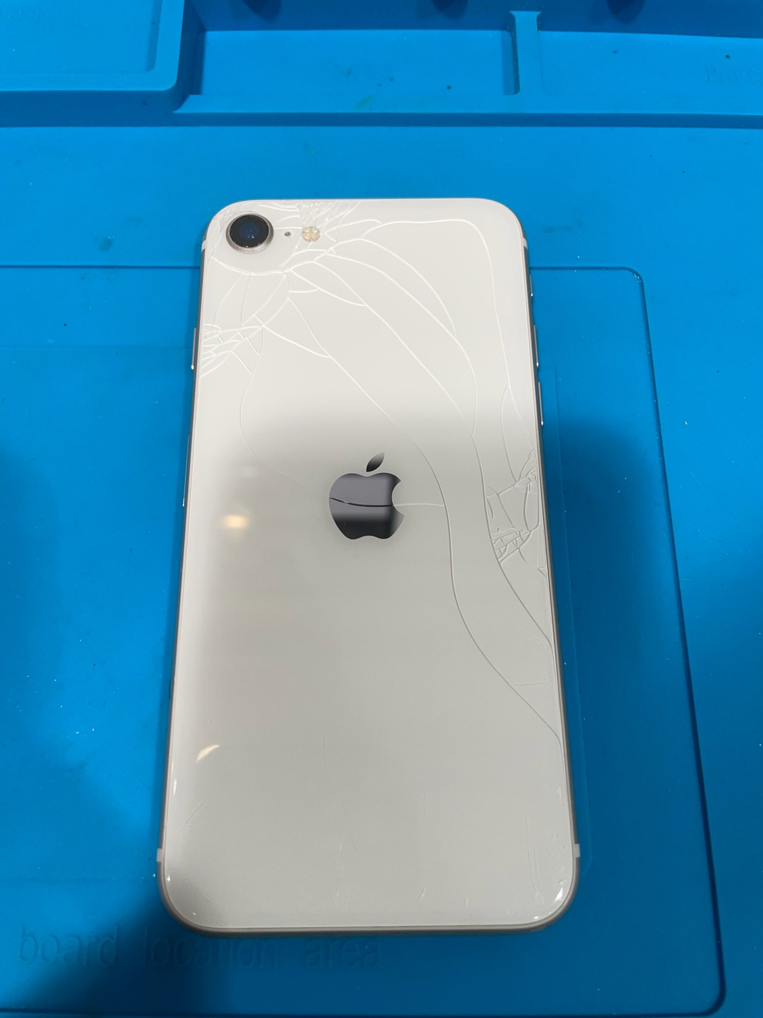 【イオンモール伊丹店】iPhone SE 第3世代(2022) 背面ガラス修理 症状:背面ガラス割れ