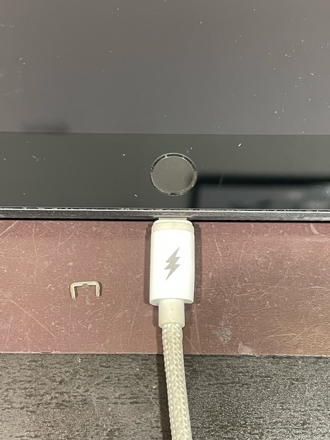 iPad7 充電器のパーツが充電口コネクターの中で折れてしまった😱