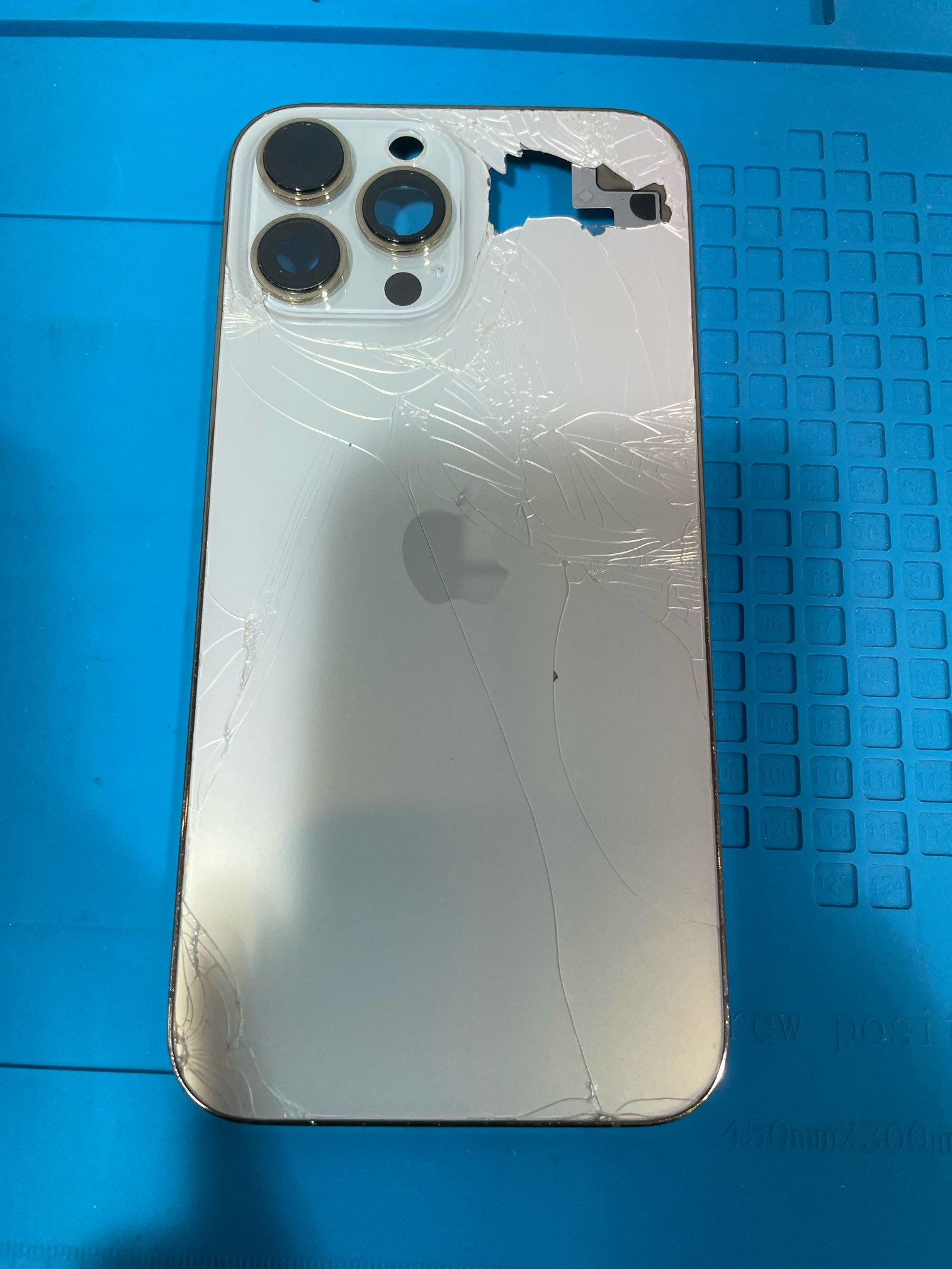 【イオンモール伊丹店】iPhone13ProMax 背面ガラス修理 症状:背面ガラス破損｜近隣店舗さまよりご依頼