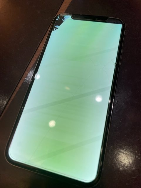 iPhone11の画面修理　液晶異常　伊丹市からご来店！