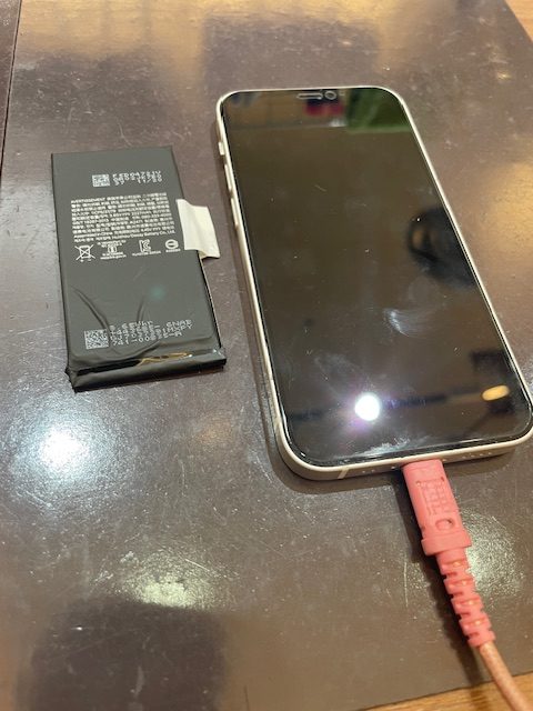 iPhone12miniのバッテリー劣化により交換修理を行いました！　伊丹市