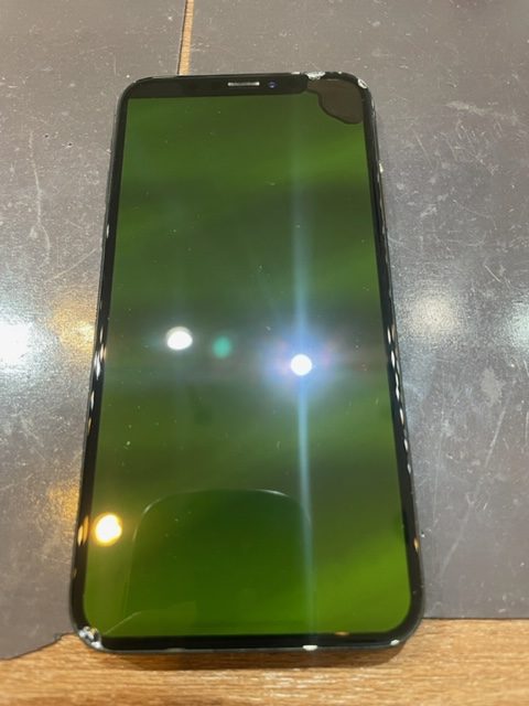 iPhone11の画面緑色で液晶異常発生で修理いたしました！