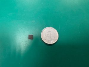 2101-0001 SwitchLite 故障ICと1円玉とのサイズ比較