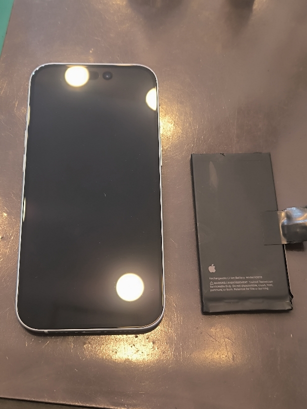 【つかしん店】iPhone15　バッテリー交換　尼崎市よりお越しのお客様