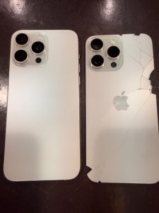 iPhone15promax　バックパネル割れ